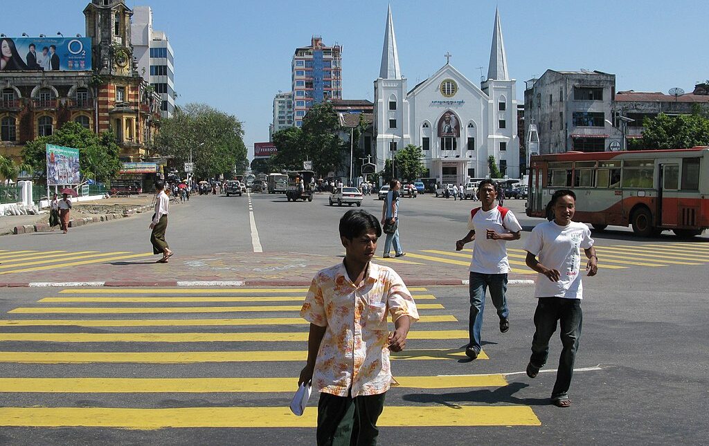 People in Yangon City square, Myanmar. © Vyacheslav Argenberg / http://www.vascoplanet.com/, CC BY 4.0 , via Wikimedia Commons