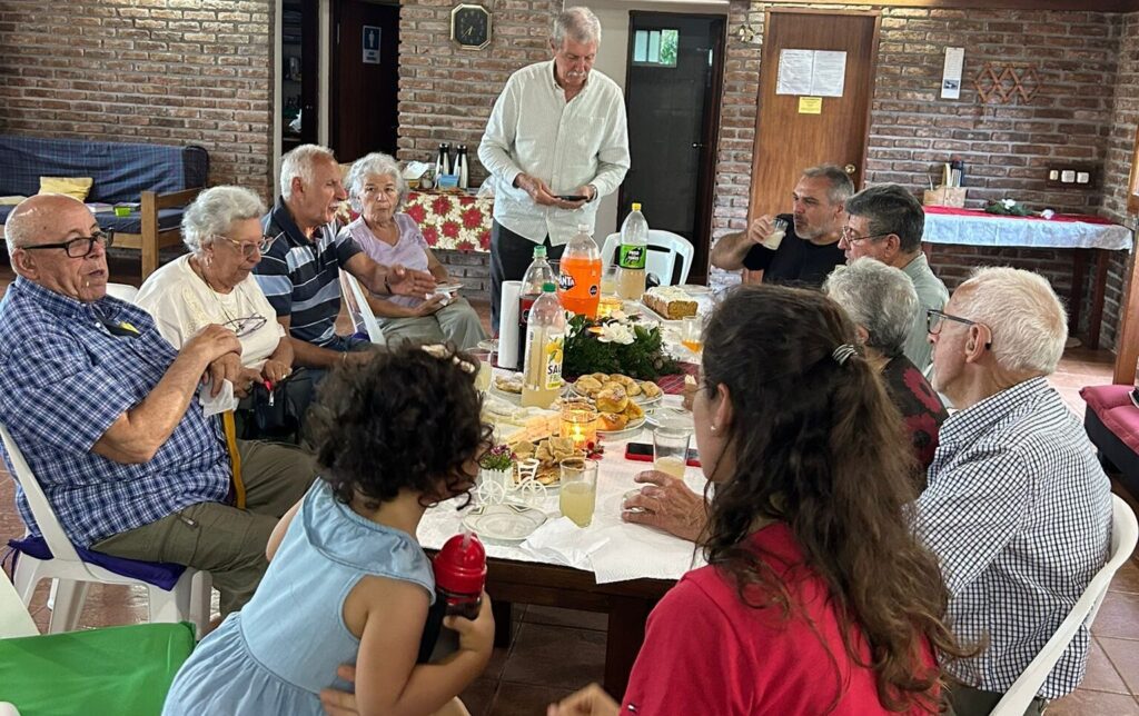 Bible study in Uruguay. Pic SIM photographer